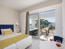 Room-Outdoor-Jacuzzi-1