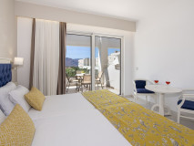 Room-Outdoor-Jacuzzi-2
